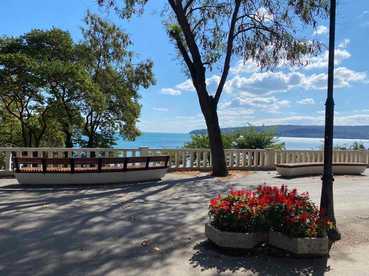 МareliS Luxe Port Apartment Варна Екстер'єр фото