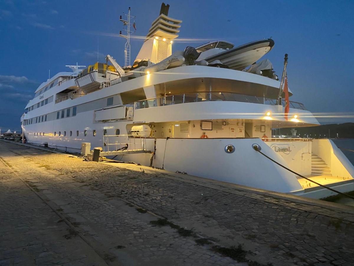 МareliS Luxe Port Apartment Варна Екстер'єр фото
